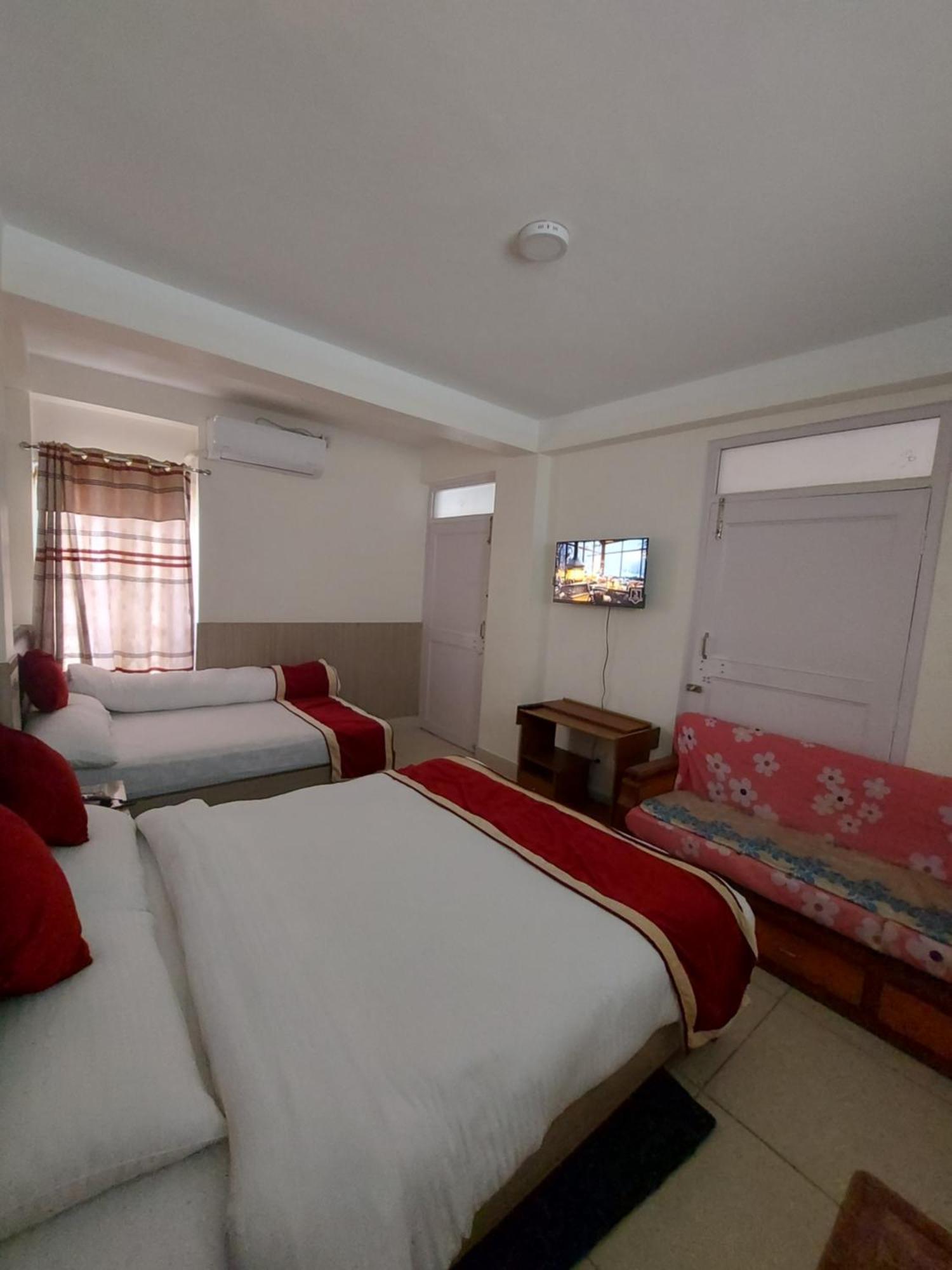 Om Bramha Hotel Катманду Екстер'єр фото